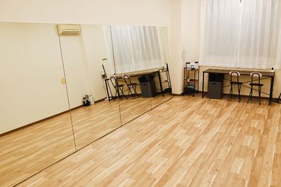 温かみのあるスタジオとなっております。 - レンタルスタジオ　Ehako ＜五条駅徒歩5分＞ダンス・ヨガなどフィットネス向けのスタジオの室内の写真