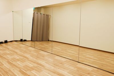 高さ1.8m幅1.2mの鏡が5枚並んでおります。4名ほどまでが並んで動けます。 - レンタルスタジオ　Ehako ＜五条駅徒歩5分＞ダンス・ヨガなどフィットネス向けのスタジオの室内の写真