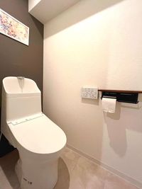 シャワー付き便座。 - 女性専用　アメニティ東桜２F 【リバーリッチ】アメニティ東桜2F　女性専用の設備の写真