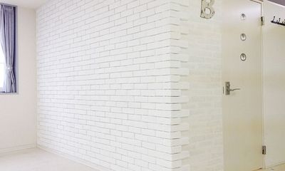 白いレンガ調の背景 - バービーハウススタジオ レンタル撮影スタジオの室内の写真