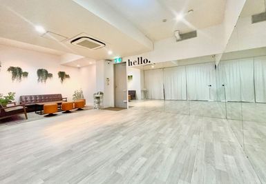 2面大型鏡計８ｍ／40㎡超の広くてきれいなスタジオ - Studio Green 中野 Studio Green 中野 Partyの室内の写真