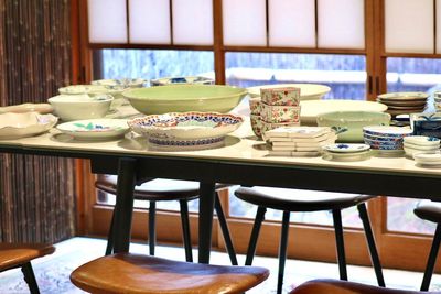 10人がけのセラミックの大理石風机。九谷焼や有田焼などの美しい食器をご用意しております。ワンランク上のパーティができます。キッチンはオプションをおつけください。 - 東京文聞　TOKYOBUNBUN 鶯谷駅の美しい古民家、撮影、和室でおしゃれなパーティー、２０名様の室内の写真