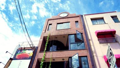 昭和町駅前の時計が目印 - cafe & coworking space CLIPの外観の写真
