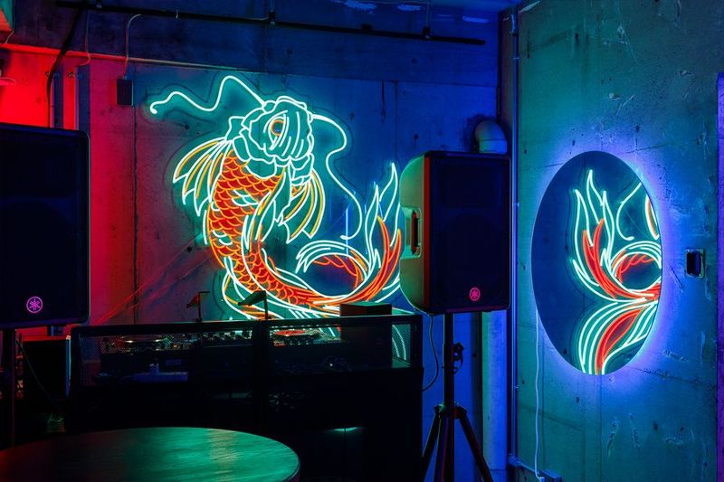 ネオンと音響が魅力のサイバーパンクなDJバー - 音響が魅力のサイバーパンクなDJバー