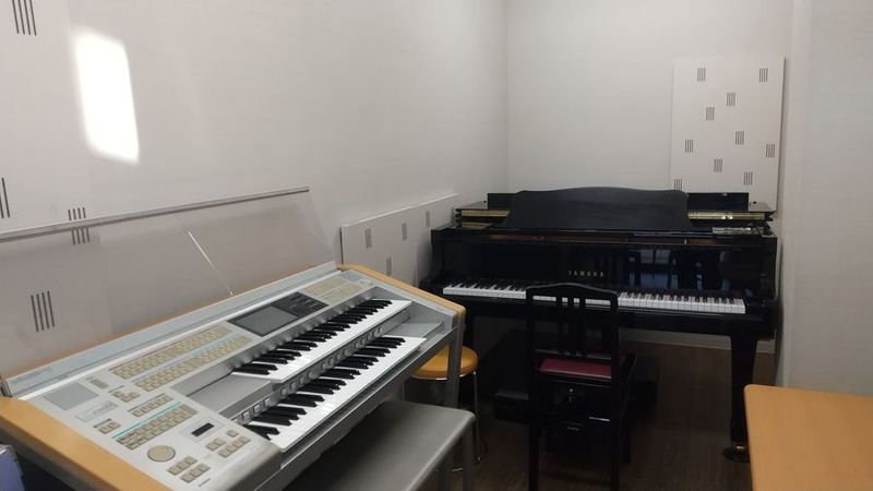 グランドピアノ・エレクトーンをご使用いただけます。 - ユニスタイル所沢 グランドピアノ・エレクトーン防音部屋 12番教室の室内の写真