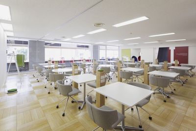 九段下駅すぐ！シェアオフィス内の、ワークスペース（フリーアドレス）をドロップイン利用できます。 - 九段下の貸会議室 ナレッジソサエティ