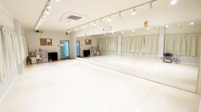 広さ40㎡、4〜5名が最適！ - 阪神尼崎レンタルスタジオD2D 阪神尼崎エリアで最安値級【ダンスができるレンタルスタジオ】の室内の写真