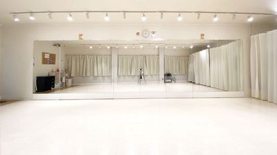大型ミラー8枚を完備。リーズナブルで広々と使えます。 - 阪神尼崎レンタルスタジオD2D 阪神尼崎エリアで最安値級【ダンスができるレンタルスタジオ】の室内の写真