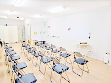 セミナー等、椅子のみを利用する場合のレイアウト例 - CKレンタルルーム CKレンタルスペースの室内の写真