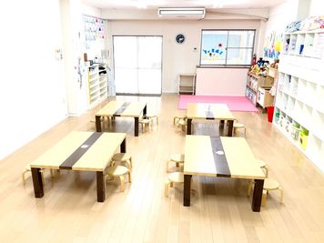 幼児向けのテーブルを使用するレイアウト例。ローテーブルの高さは約40cmです。座卓として大人が使用することもできます。 - CKレンタルルーム CKレンタルスペースの室内の写真