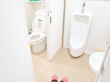 大人用トイレ - CKレンタルルーム CKレンタルスペースの室内の写真