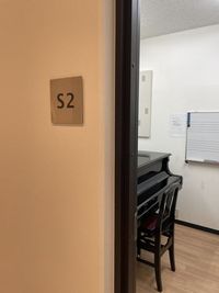 S2部屋はグランドピアノが1台入ったお部屋です。 - ユニスタイル小手指 ピアノ防音部屋 S2番教室の室内の写真