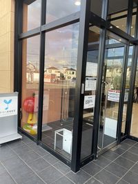 会場入口は電子ロックキーで施錠しています。ご予約時間10分前を目安に解錠致します。 - ユニスタイル小手指 ピアノ防音部屋 S2番教室の入口の写真