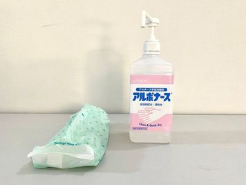 アルコール等の備品もあります - スタンダード会議室　新宿ガーデン店 4階D会議室の設備の写真