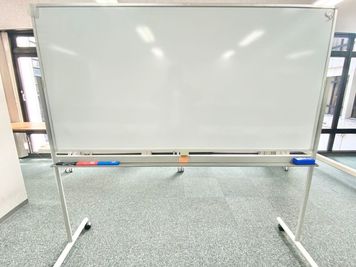 ホワイトボード1台無料です！ - スタンダード会議室　新宿ガーデン店 4階D会議室の設備の写真