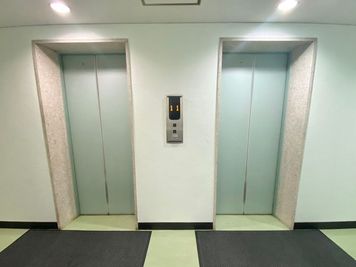 エレベーターも2基あります - スタンダード会議室　新宿ガーデン店 4階F会議室の室内の写真