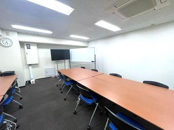 スタンダード会議室　五反田ソニー通店 4階ミーティングルームの室内の写真