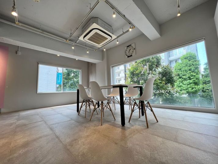 最大６人掛けテーブルと椅子が最大8脚ご利用いただけます。 - K-studio東京/外苑前/多目的レンタルスペース 外苑前/南青山レンタルスペース"K-studio"の室内の写真