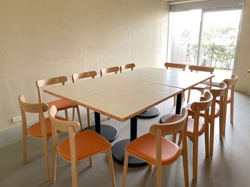CAFE OKKO レンタルルーム(ワークスペース、パーティールーム、貸し会議室)の室内の写真
