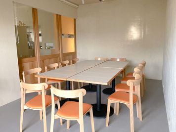 会議やワークショップ、持ち込みパーティとしての利用も◎ - CAFE OKKO レンタルルーム(ワークスペース、パーティールーム、貸し会議室)の室内の写真