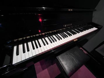 YAMAHAアップライトピアノは料金内でご利用できます。 - ミュージックメソッド・スタジオC アコースティックの演奏、配信、発表会、会議、カラオケなどの室内の写真