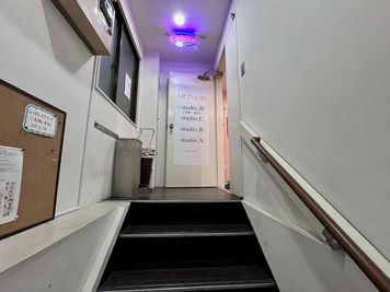3階まで階段を上がって右です。 - ミュージックメソッド・スタジオC アコースティックの演奏、配信、発表会、会議、カラオケなどの室内の写真