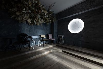 一部のみ自然光取り入れて光と影の空間演出が可能 - studio owl アールデコお茶の水店｜撮影スタジオ お月さまと超大型ドライフラワー造形で撮影できるフォトスタジオの室内の写真