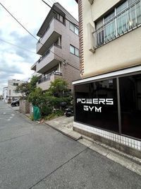 このロゴが目印です。 - POWERS GYM -レンタルジムスタジオ- レンタルジムスタジオの外観の写真