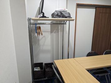 ハンガーラックがあり、ハンガーが８つございます。ご自由にご利用ください。
棚の上にあるモニターもご自由にご利用ください。（隣のプリンターは使用不可） - 貸会議室Asagaya 会議室１の設備の写真