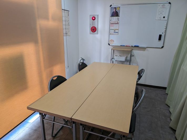 ２人掛けのテーブルが２台、パイプ椅子が４つございます。これとは別に木の椅子が２つございます。 - 貸会議室Asagaya 会議室２の室内の写真