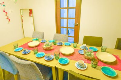 お洒落なダイニング8人掛けです【7畳】 - ご縁カフェ金山レンタルルーム ～金山徒歩2分～☆2部屋ゆったりソファー＆キッチン付の室内の写真