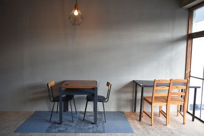2人がけのテーブル、椅子２つずつあり - AZAMI白浜ビル レンタルスペース白良浜の設備の写真
