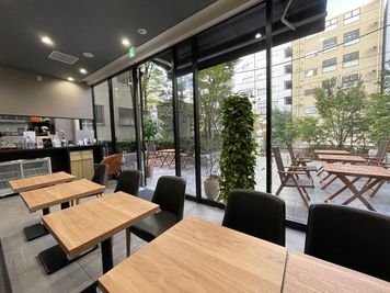 テーブルセットが5つあります。 - キネティックアーツ渋谷 【渋谷駅徒歩5分】テラス付カフェ☕️写真・動画撮影に📷の室内の写真