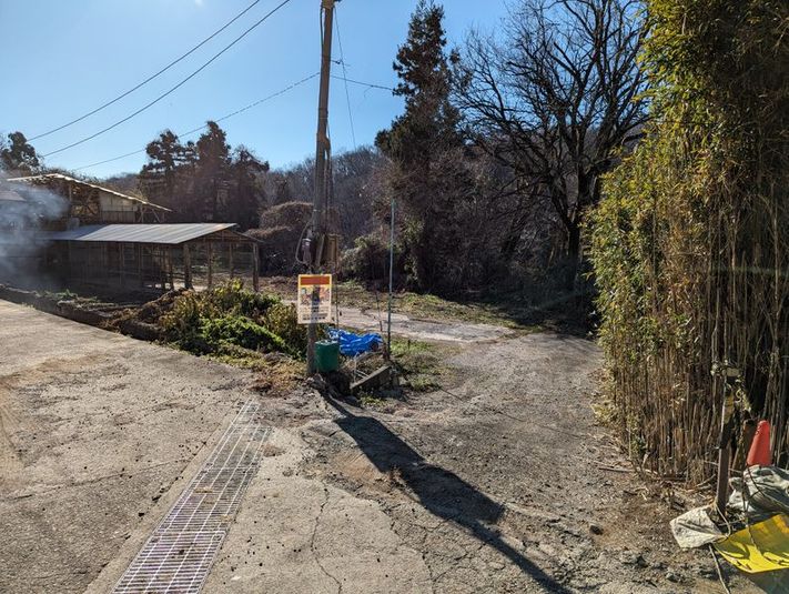森の中の空き地（約200坪、約14坪の建屋あり、一部畑に利用中） - 小林養鶏農園