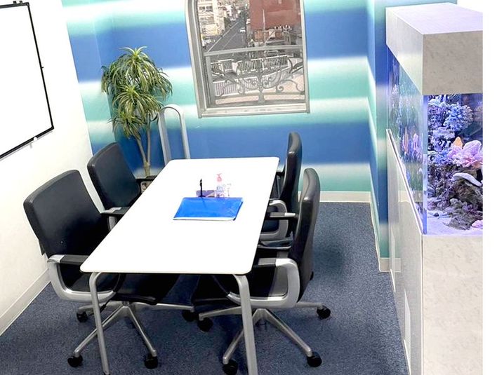 爽やかな青を基調としたお部屋で、熱帯魚水槽(海水魚)が設置してあります。
ゆっくりとした時間が流れ、とてもリラックスした和やかなお打合せや商談が出来ます★ - Deux Space FUSSA 福生駅前会議室 -Meeting Room-12時～翌2時利用可の室内の写真