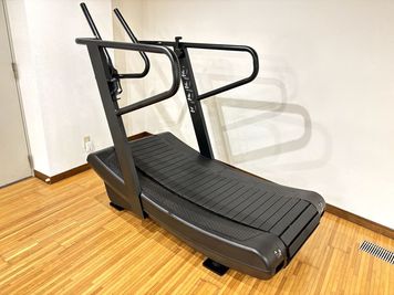自走式トレットミル - private gym &H プライベートレンタルジムの室内の写真