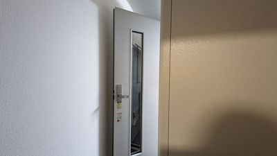 入口ドアは開口70㎝程度なので注意してください - レンタボン・江古田スタジオ 江古田スタジオ【エアコン・電子ピアノ付設・3.0畳】の室内の写真