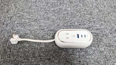USB充電器+コンセント増設タップ
USBは大型・小型両方刺せます - レンタボン・江古田スタジオ 江古田スタジオ【エアコン・電子ピアノ付設・3.0畳】の室内の写真
