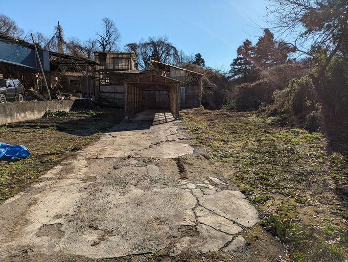 森の中の空き地（約200坪、約14坪の建屋あり、一部畑に利用中） - 小林養鶏農園