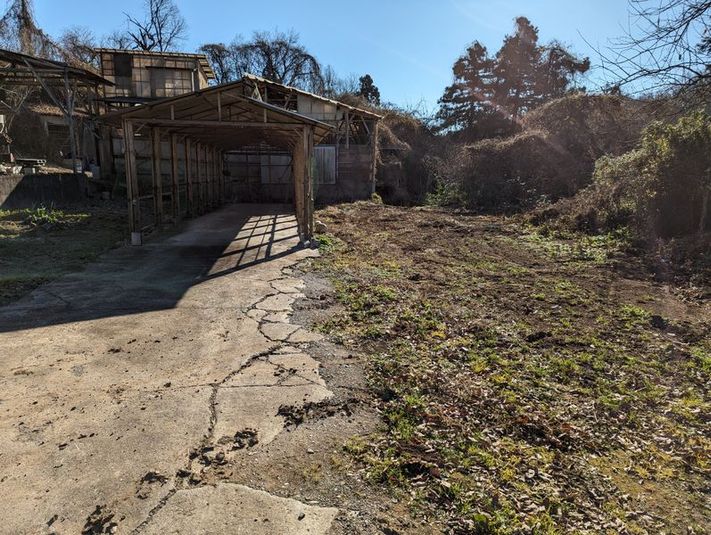 森の中の空き地（約200坪、約14坪の建屋あり、一部畑に利用中） - 小林養鶏農園
