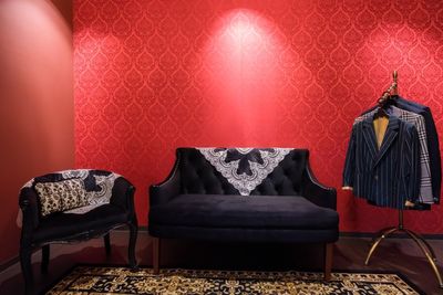 黒の2人掛けのソファーが1台、1人掛けのソファーが1台有ります。 - LA LUICE REVE レンタルスタジオ 撮影レンタルスタジオ（Bスタジオ）の設備の写真