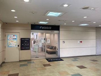 店舗入り口（QRコード読み取り・暗証番号で開きます） - fabbit狛江 個室ブース０１の入口の写真