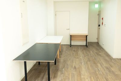 物撮りに最適な机も、無償で使用可能です。 - SHIROHORI STUDIO BOKU WHITEの室内の写真