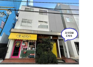 1階はエステサロンと理容室があります。 - 貸会議室アクア大宮東口  203号室の入口の写真