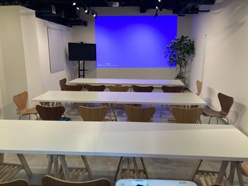 20名様着席可能！
※こちらのテーブルをご利用の際は事前にお問合せください。予約状況により使用できないこともございます。

 - ZOU CREATIVE KITCHEN 【多目的スペース】セミナー･交流会・上映会・ヨガetc※5時間～の室内の写真