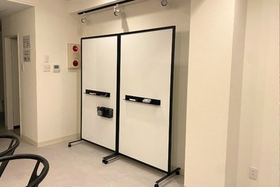 ホワイトボード（180×90cm 2台）　パーテーションとしてもおつかいただけます - dot bridge四ツ谷 ドットブリッジ四ツ谷の設備の写真