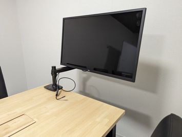 31インチモニター - コワーキングスペース【ベース大曽根】 【E】会議室の設備の写真
