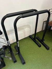 ディップススタンド＆バー
斜め懸垂、斜めプッシュアップにもご利用出来ます。 - レンタルジム　パーソナルに最適 レンタルジム&スペース　広尾　恵比寿 閑静な住宅街GYMの設備の写真