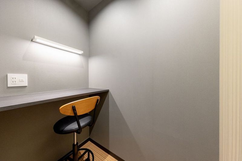 WEB会議・通話専用の完全個室です - BIZcomfort名古屋太閤通口 WEB会議・通話専用個室（テレフォンブースA）の室内の写真