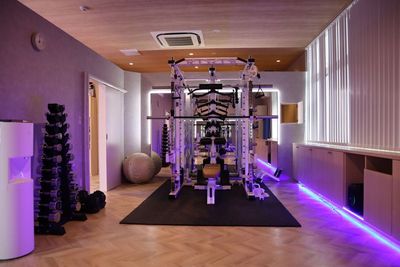 期間限定価格！5in1,可変式ダンベル！広いスペースに大きな鏡有り！ジムとは思えないお洒落な空間！ - パーソナルジムSHINE(シャイン)牛久店